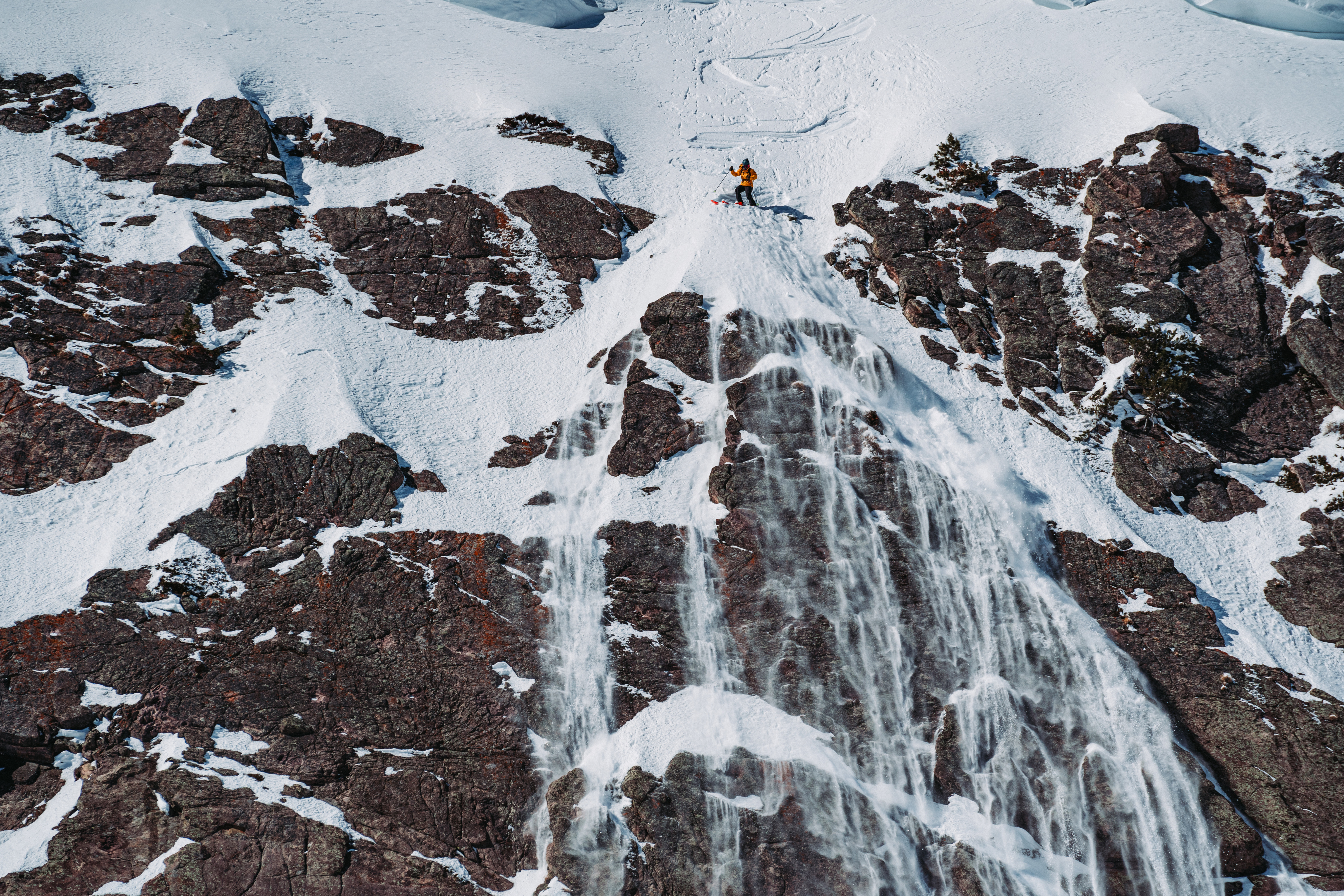 scroll-explore-needles-cirque-background