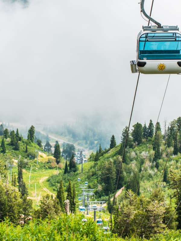 Needles_Gondola_above_the_clouds
