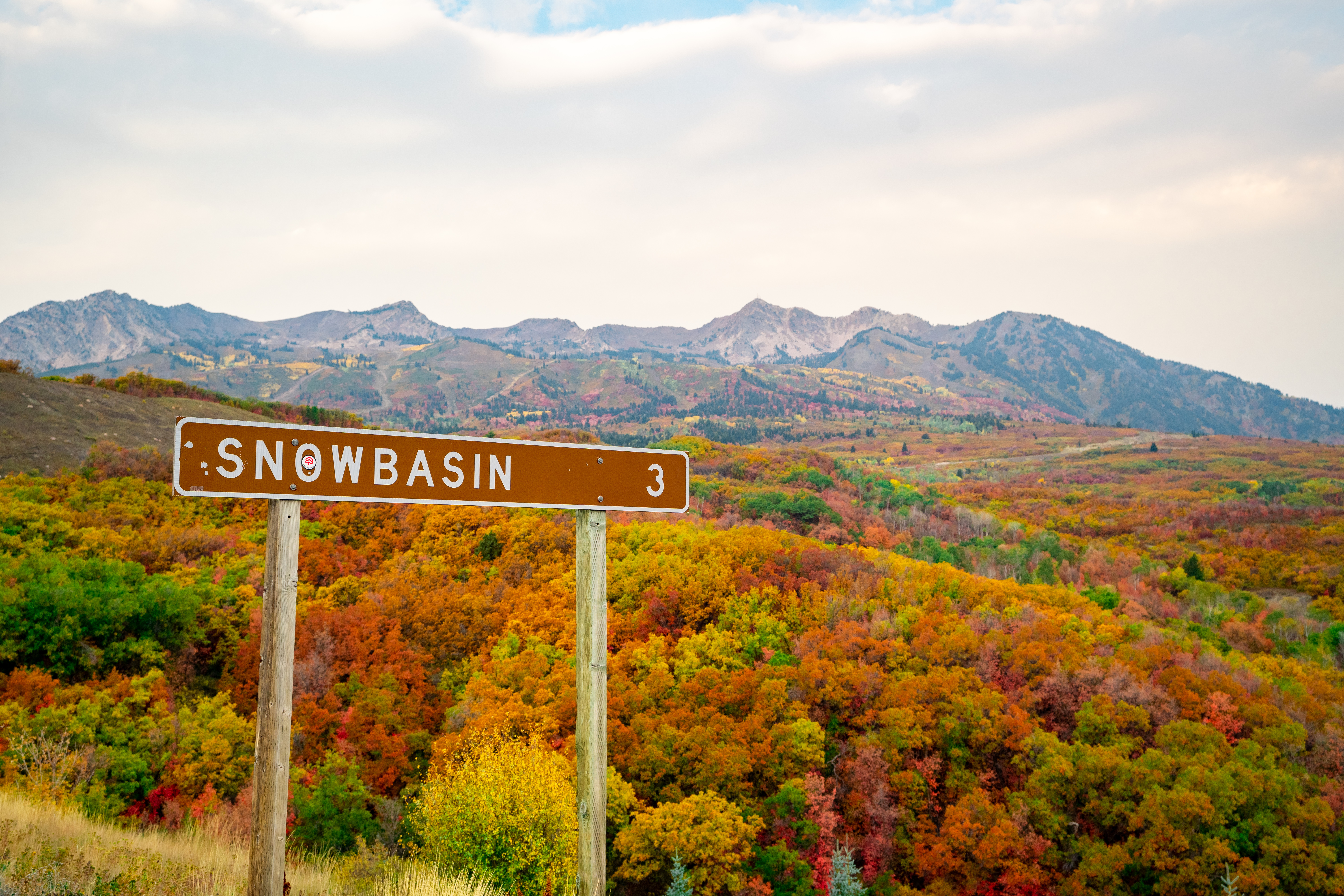 scenic-fall-snowbasin-road-sign-mountain
