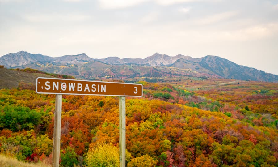 scenic-fall-snowbasin-road-sign-mountain