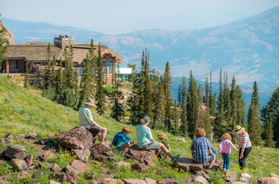 family_hiking_above_needles_gondola_photographer_ryan_thompson
