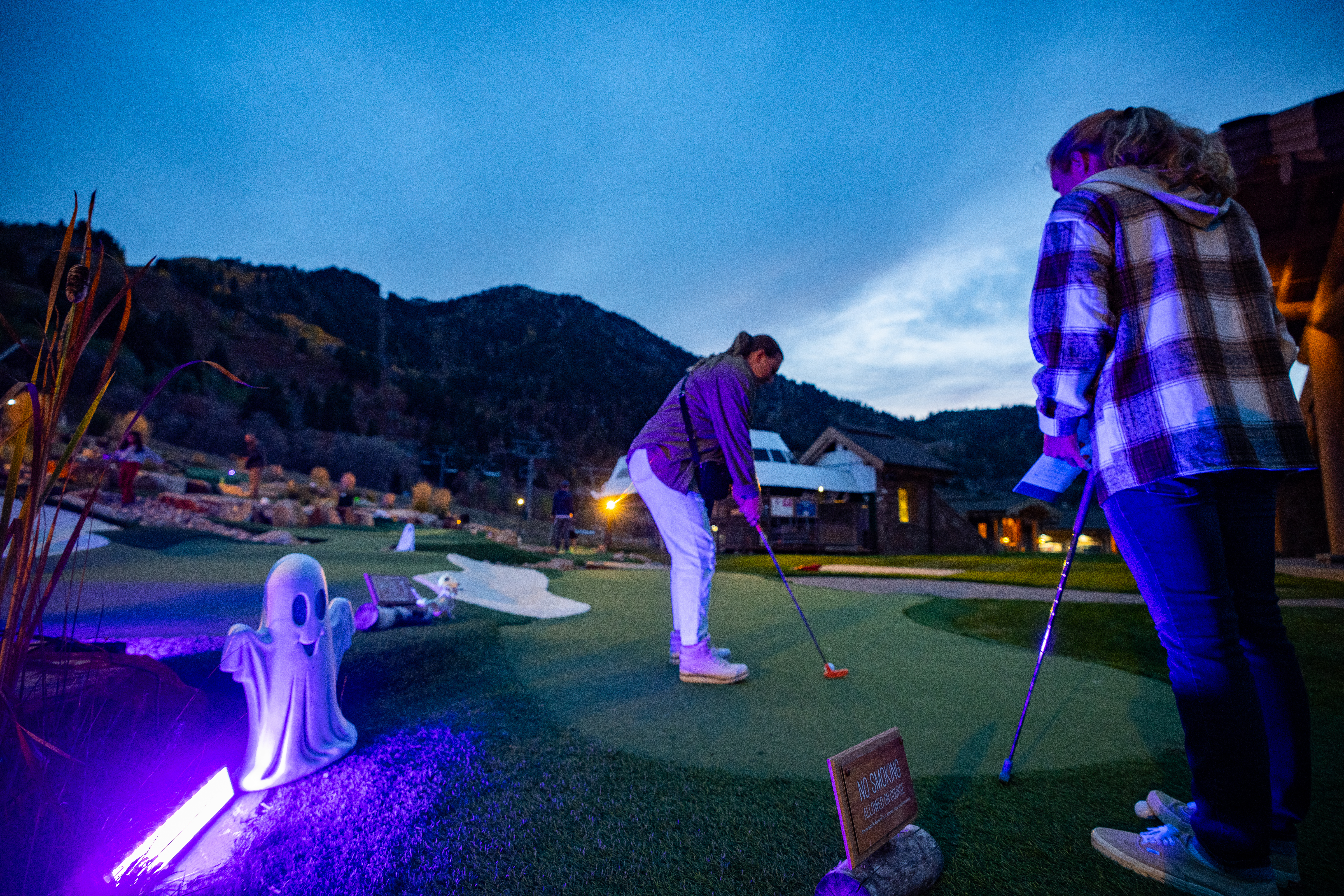 SB_BlackLightMiniGolf2