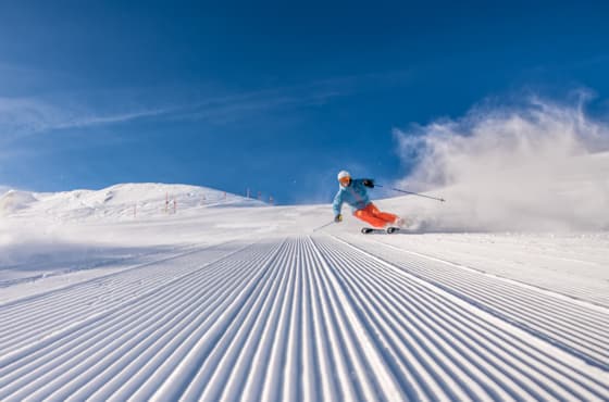 groomer_skiing_bluebird